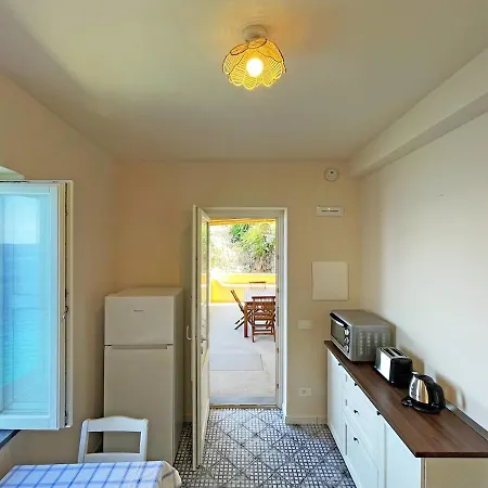 Casa Incastonata Nel Mare * Canneto (Lipari)